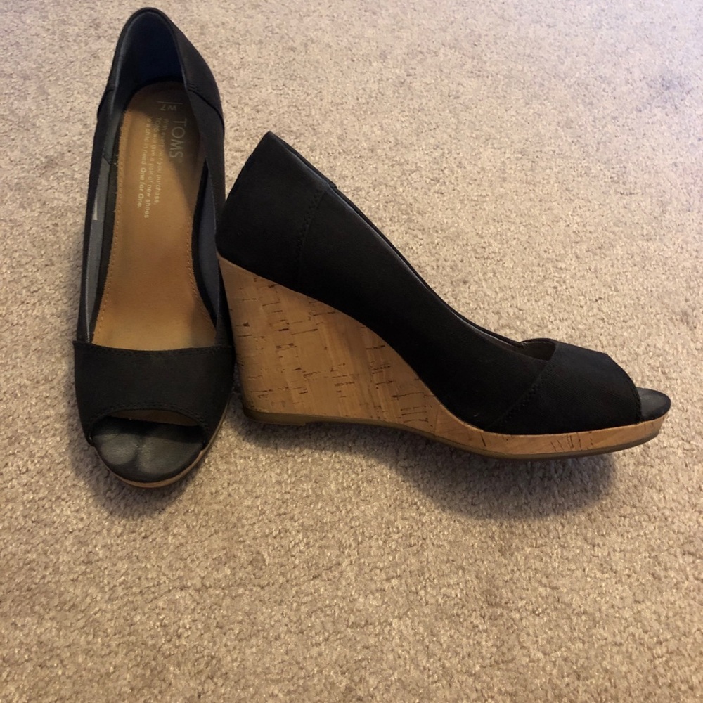 TOMS wedge peep toe shoes size 7 Black with cork